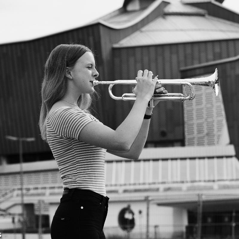Bilde av Åsne som spiller trompet